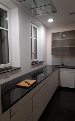 weiße Küchenmöbel montiert