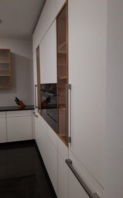 weiße Kuechenmoebel montiert