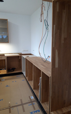 Unterschraenke aus Massivholz auf Baustelle