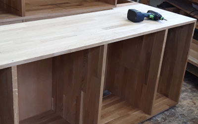 Moebelunterschrank in Massivholz aus Eiche