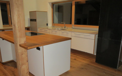Kochinsel mit Massivholzarbeitsplatte