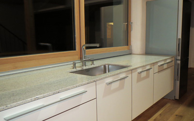 Küchenzeile vor Fenster mit Einbauspüle