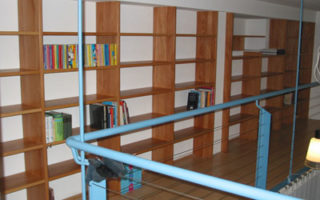 Massivholzregal in Buche auf Balustrade