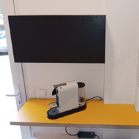 Kaffeebar mit Klappenschrank und Arbeitsplatte