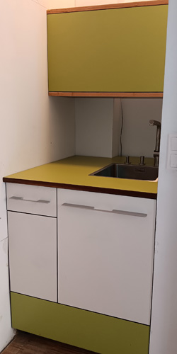 Teekueche mit Lamintfront in Weiss und Gruen